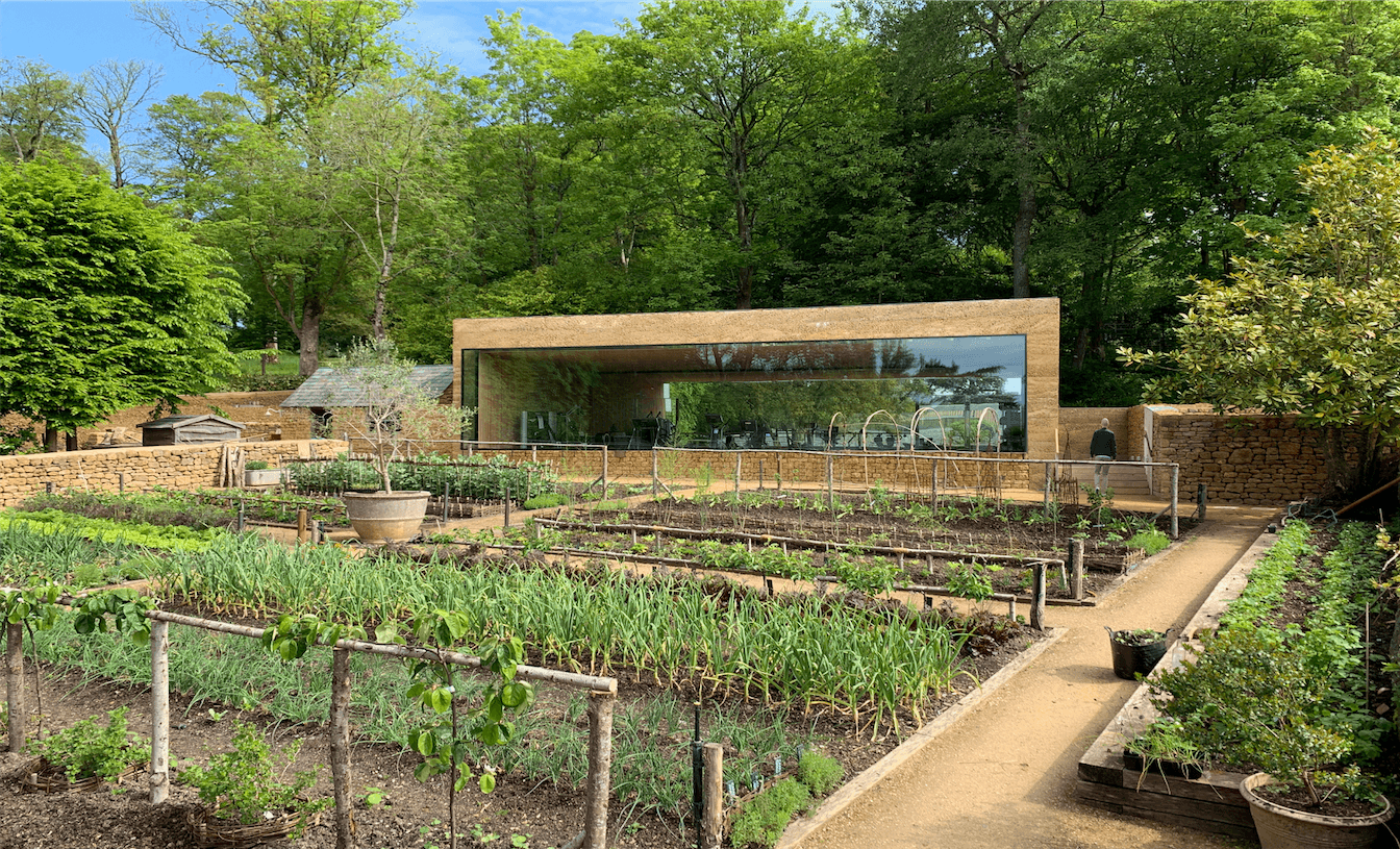 Powstała siłownia z widokiem na ogródek warzywny