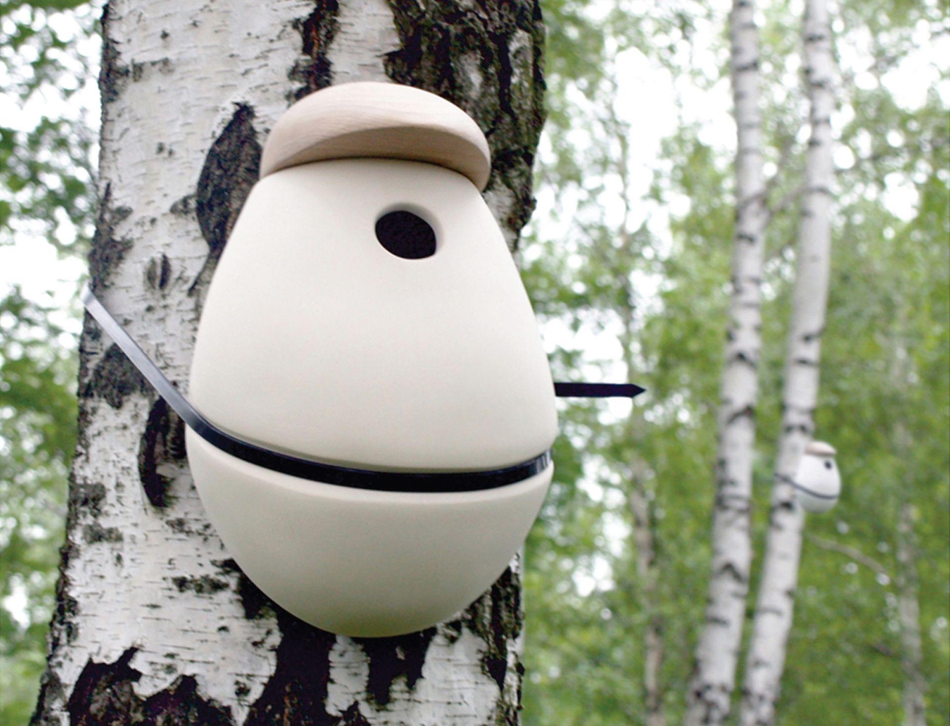 Polska projektantka stworzyła piękne domki lęgowe dla ptaków. Utrzymują je opaski zaciskowe, które nie niszczą drzew