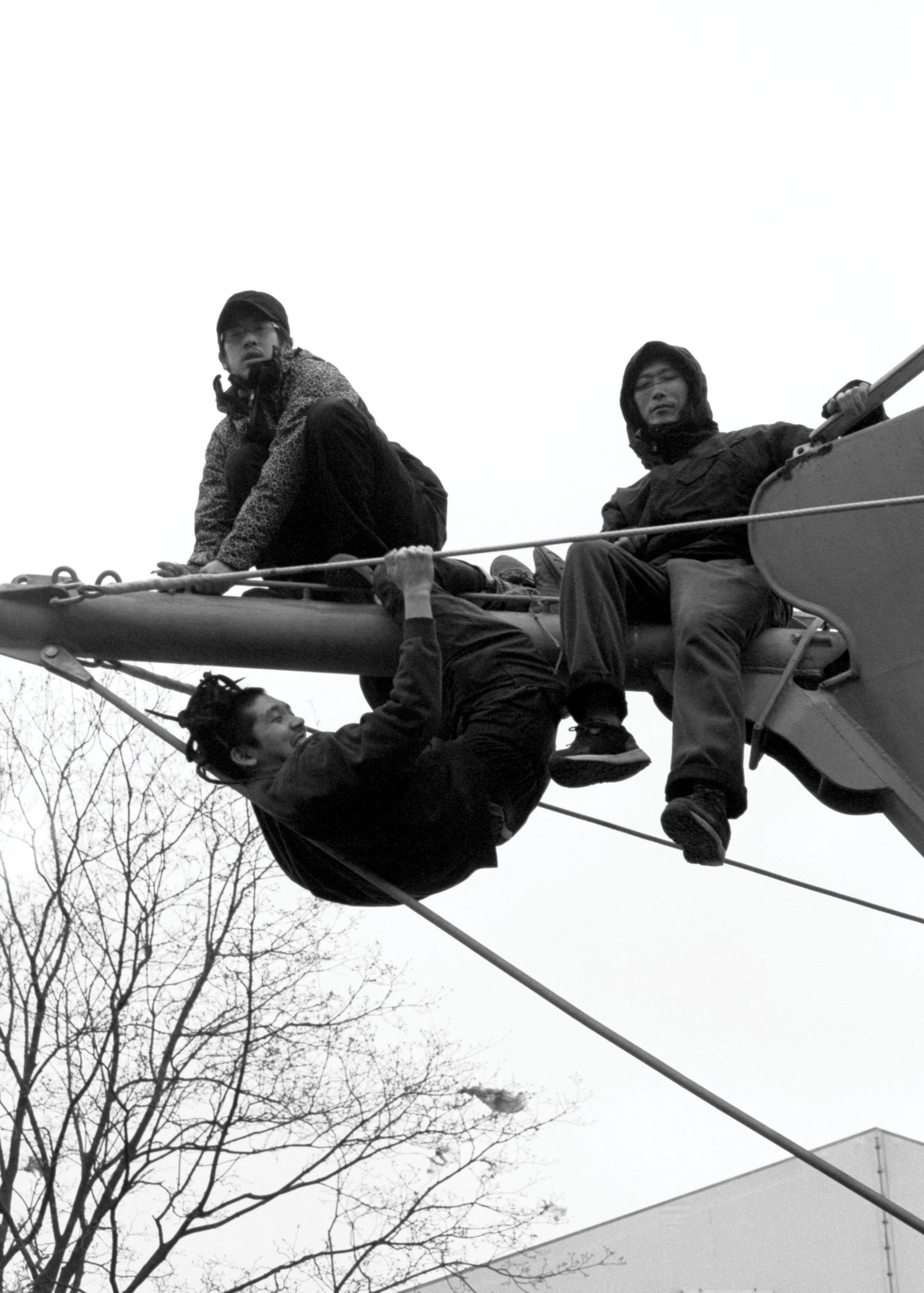 Efekty artystycznej podróży z dwustukilowym kamieniem na wystawie japońskiego kolektywu hyslom w U-jazdowskim