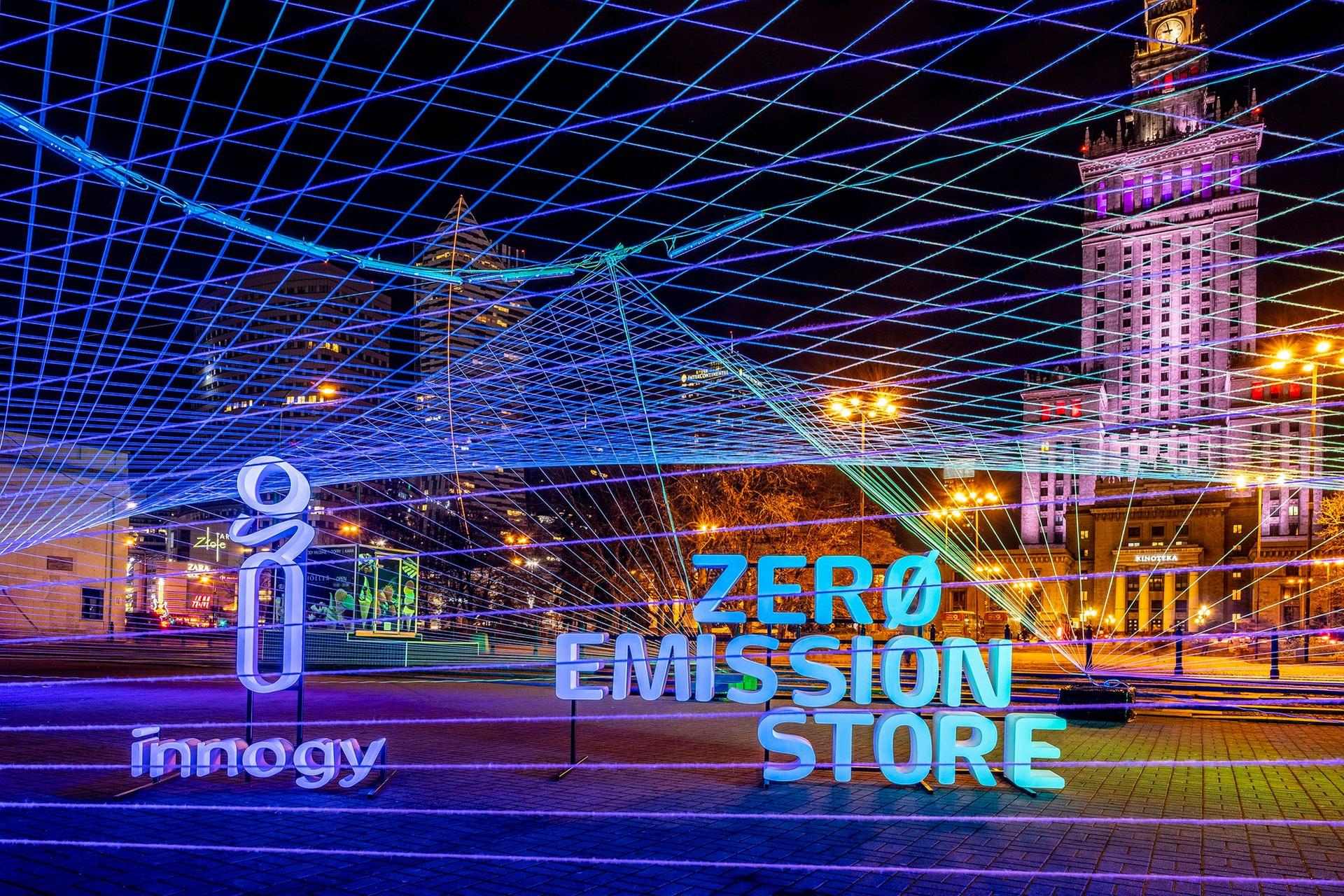 W centrum Warszawy pojawiła się instalacja świetlna, która ma zwrócić uwagę mieszkańców na problem smogu