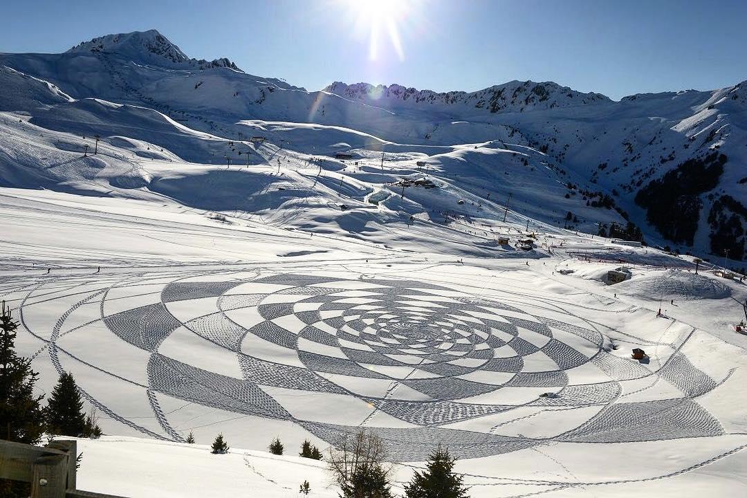 Brytyjski artysta chodzi po śniegu i tworzy niezwykłe wzory