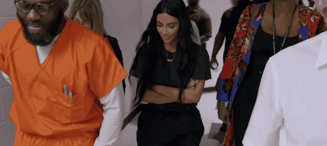 Kim Kardashian odwiedza więźniów i walczy o reformę więziennictwa w nowym dokumencie