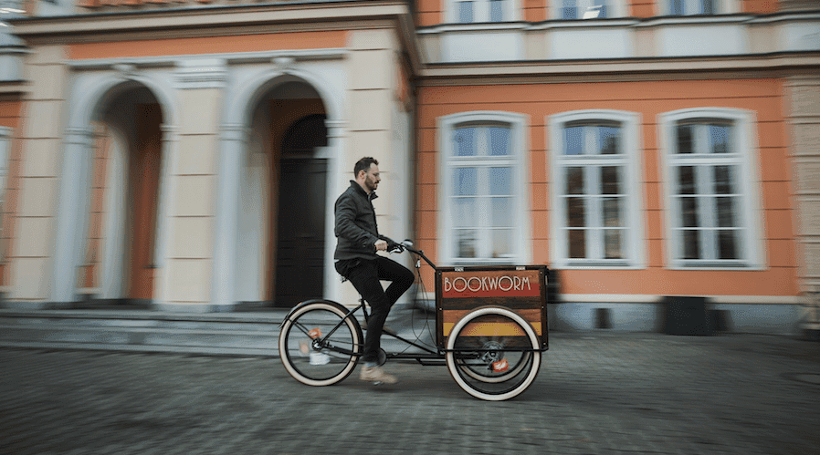 Polska biblioteka dostarcza czytelnikom książki na rowerze