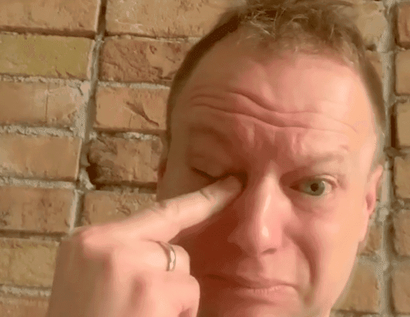 Maciej Stuhr w rewelacyjny sposób parodiuje posłankę Joannę Lichocką. To jednak śmiech przez łzy