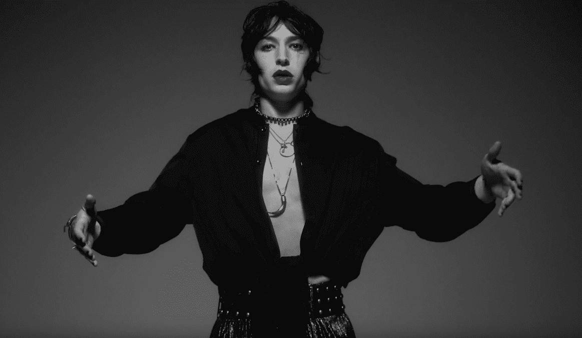 Sensualny Ezra Miller w klimatycznej kampanii Saint Laurent