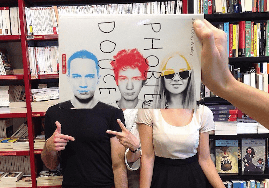 W tej księgarni klienci łączą się z książkami w kompletnej symbiozie