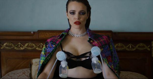 Za chuda, za gruba, zbyt sexy. Cynthia Nixon czyta manifest o trudach bycia kobietą