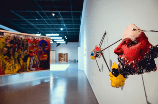 Nowy dyrektor U-jazdowskiego zarzekał się, że nie będzie zmian w programie. Właśnie wycofał trzy wystawy