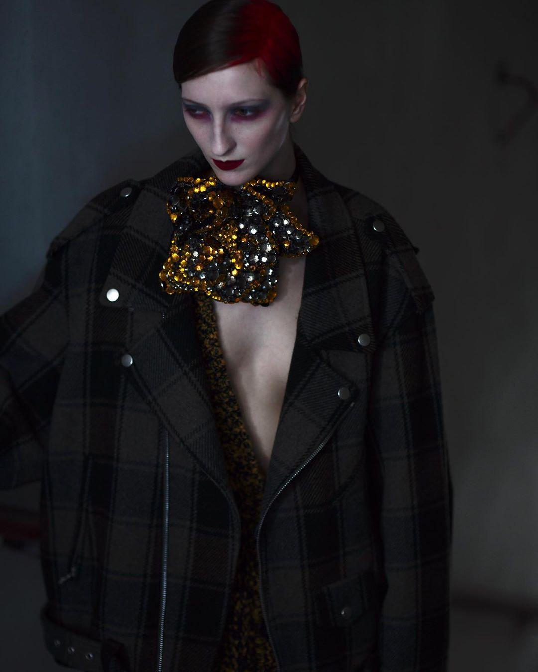 Stworzenia nocy lat 70. i 80. na wybiegu Driesa van Notena