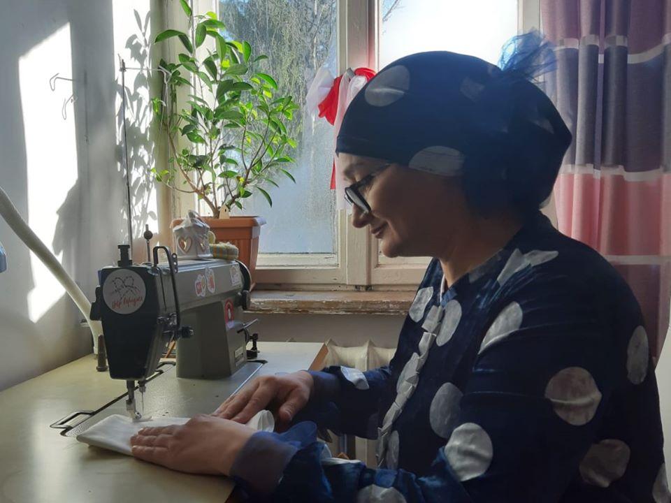 Czeczeńskie uchodźczynie szyją w Gdańsku maseczki ochronne