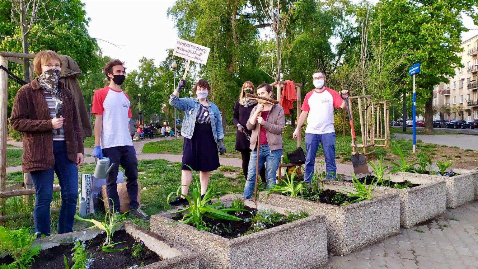 Mieszkańcy zazieleniają Warszawę biorąc udział w akcji „Zaadoptuj Donicę”