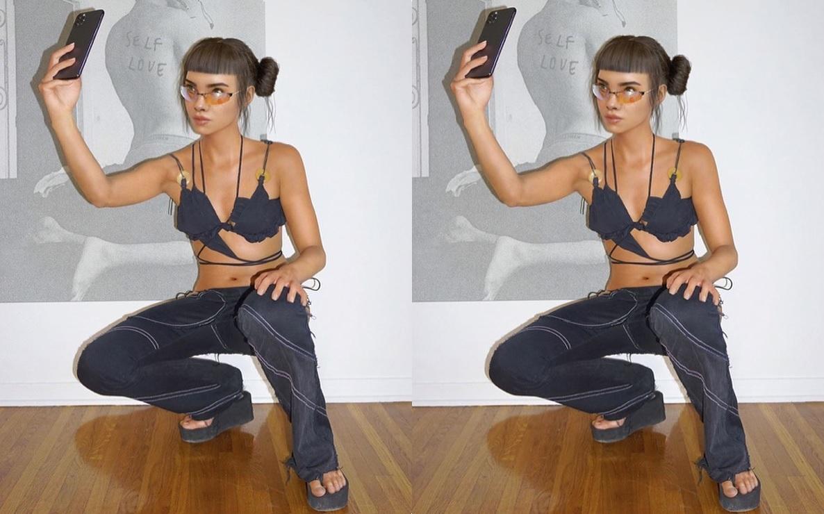 Znana cyber-infuencerka w spodniach polskiego projektanta