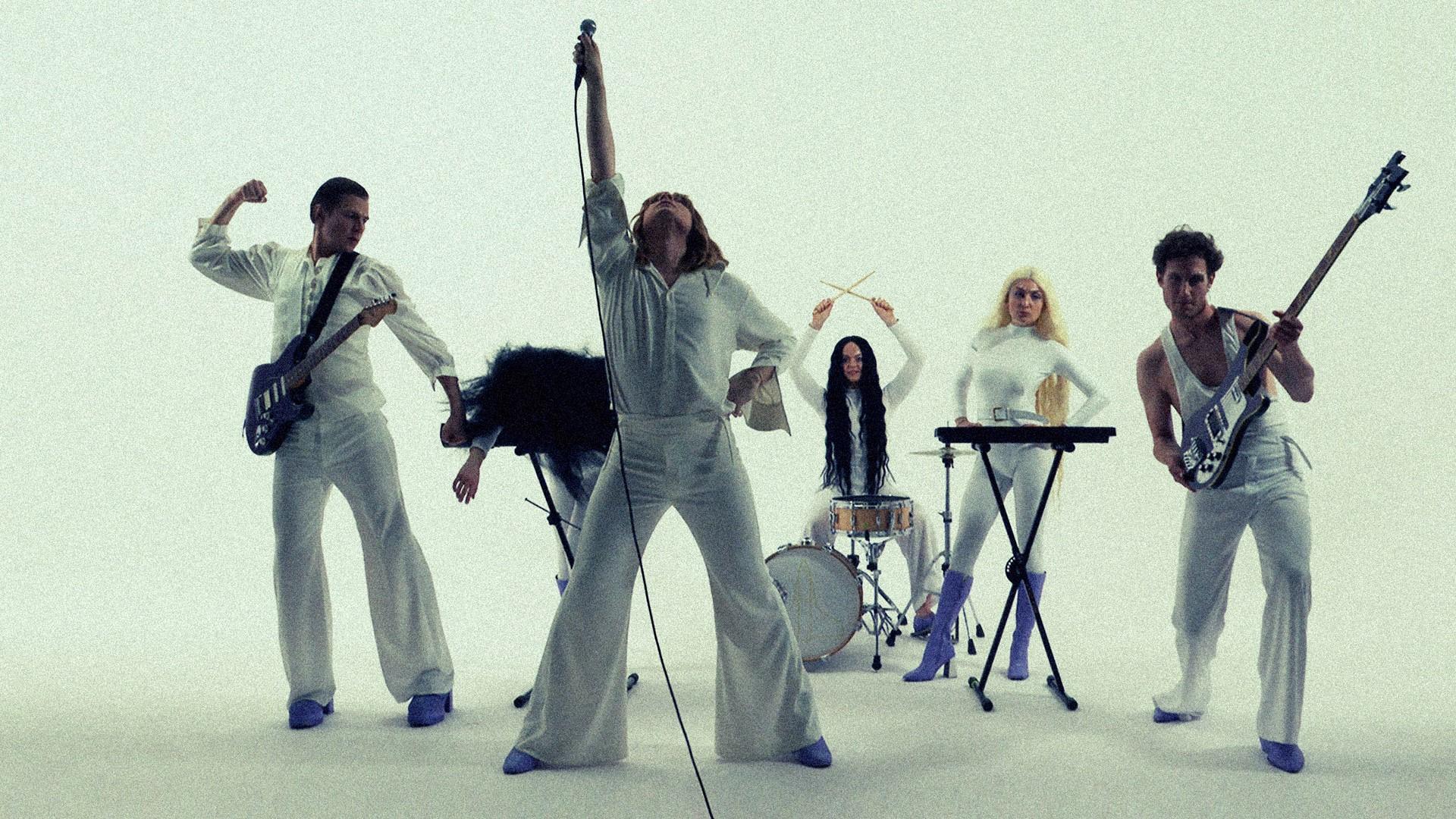 Ralph Kaminski prezentuje nowy, taneczny klip do utworu "Autobusy"