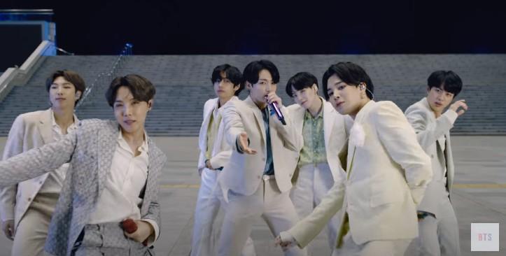 Prowadzący TVP o koreańskim zespole: "Lodziarze". Fani odpowiedzieli internetowym atakiem