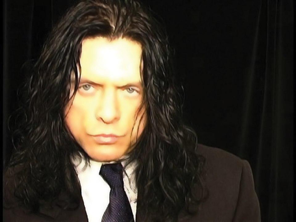 Tommy'emu Wiseau udało się usunąć z Wikipedii informację o tym, że jest Polakiem