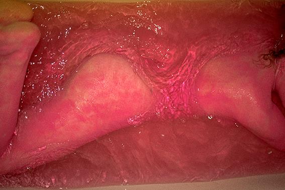 Wystawa „Ciała nieułożone” to intymny projekt fotografki Kasi Bielskiej. Możecie ją znać z licznych okładek K MAG-a