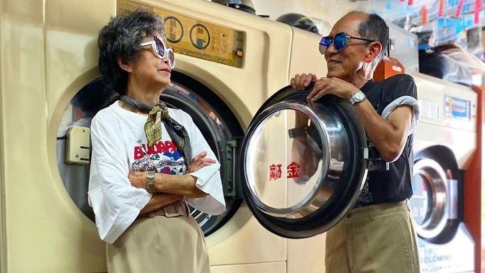 Stylowa para seniorów z Tajwanu pozuje w ubraniach pozostawionych przez klientów w pralni