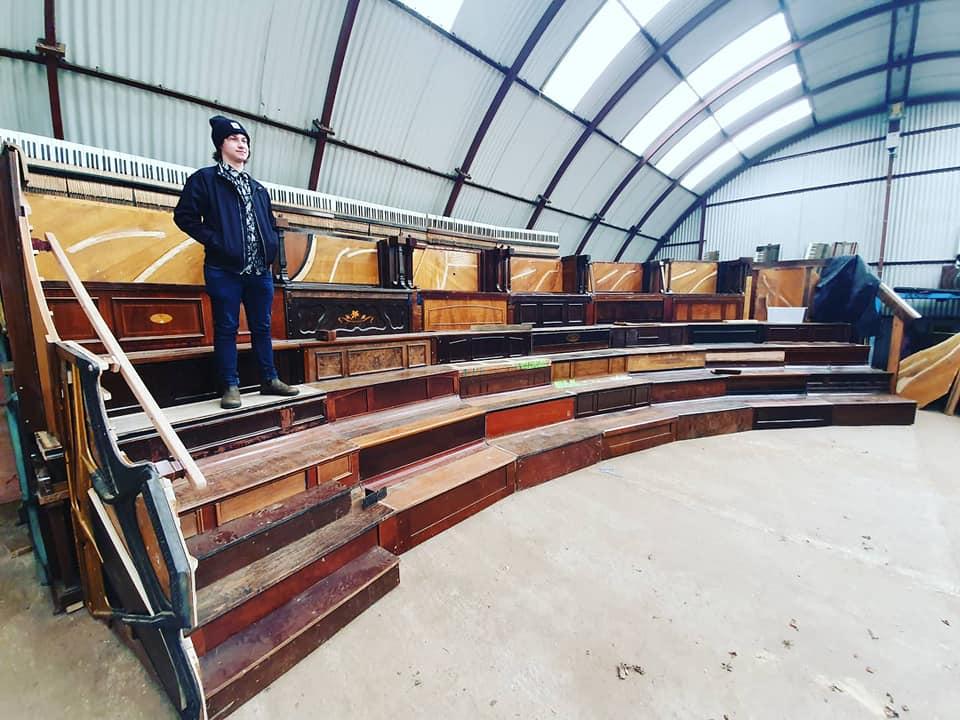 Grupa aktywistów zbudowała salę koncertową, która cała składa się... ze starych pianin