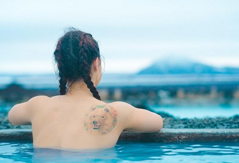 Kąpiele topless dozwolone na miejskich basenach w Barcelonie. To ruch w imię równości