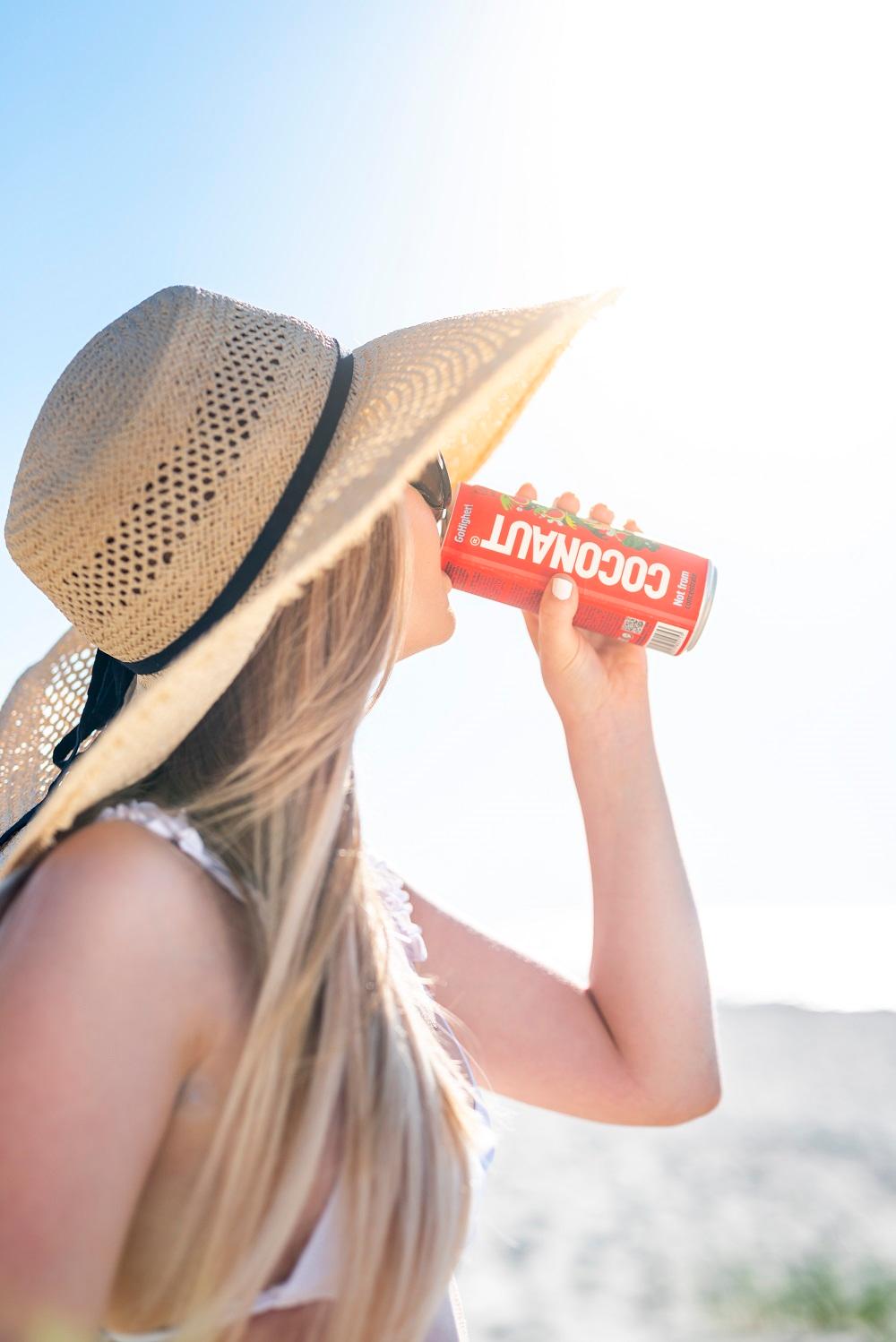 Must have na lato? Woda kokosowa! To ona najlepiej nawadnia