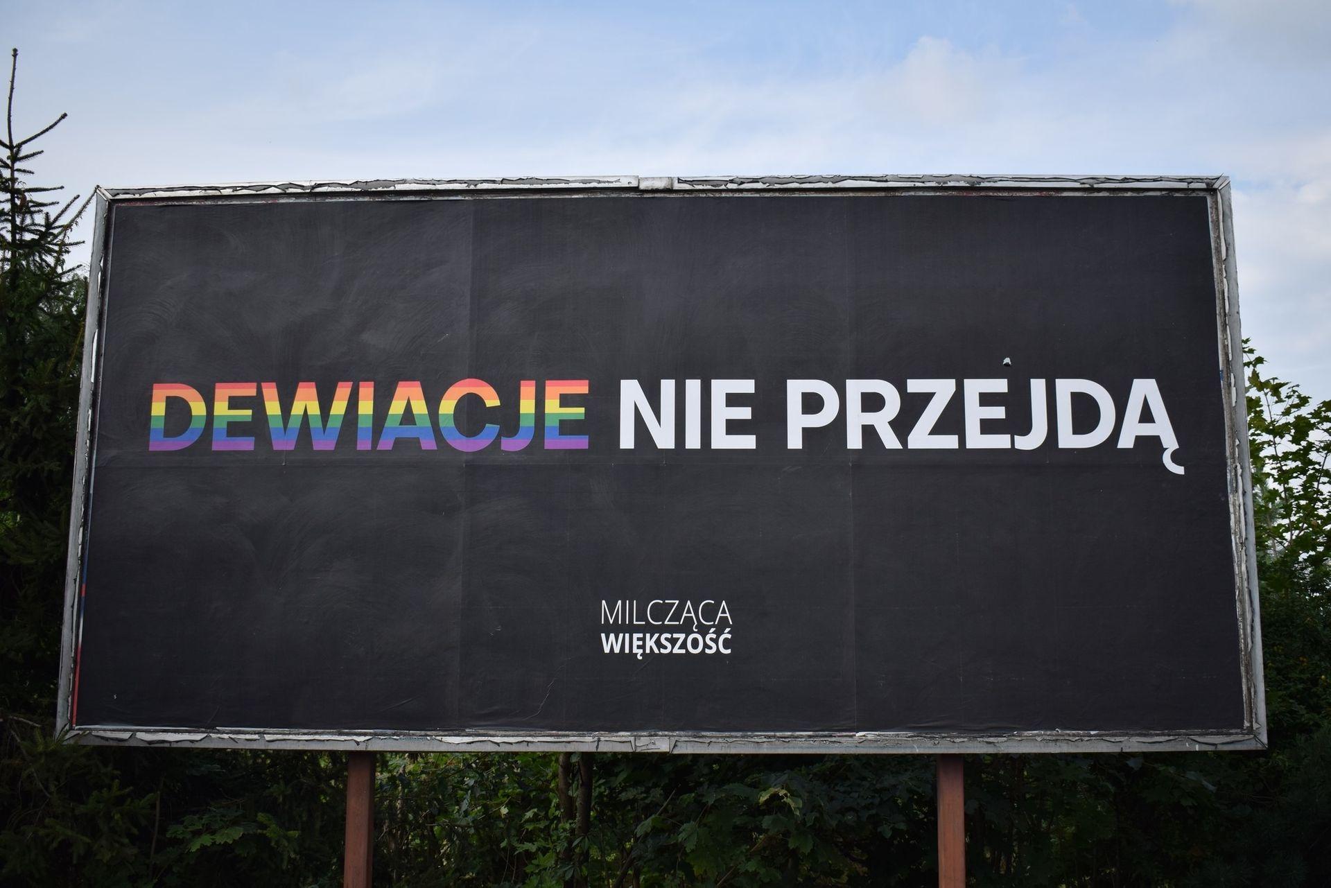 Homofobiczne hasła na ulicach Białegostoku mają walczyć z „tęczowym totalitaryzmem”. Sprawę skierowano do prokuratury