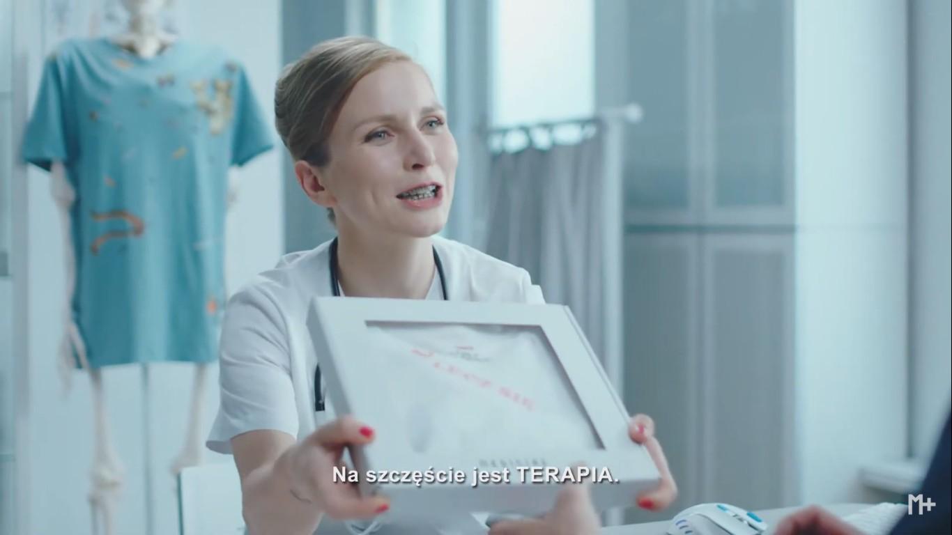 Marka promuje kolekcję jako „terapię na ból istnienia". W spocie Dorota Masłowska