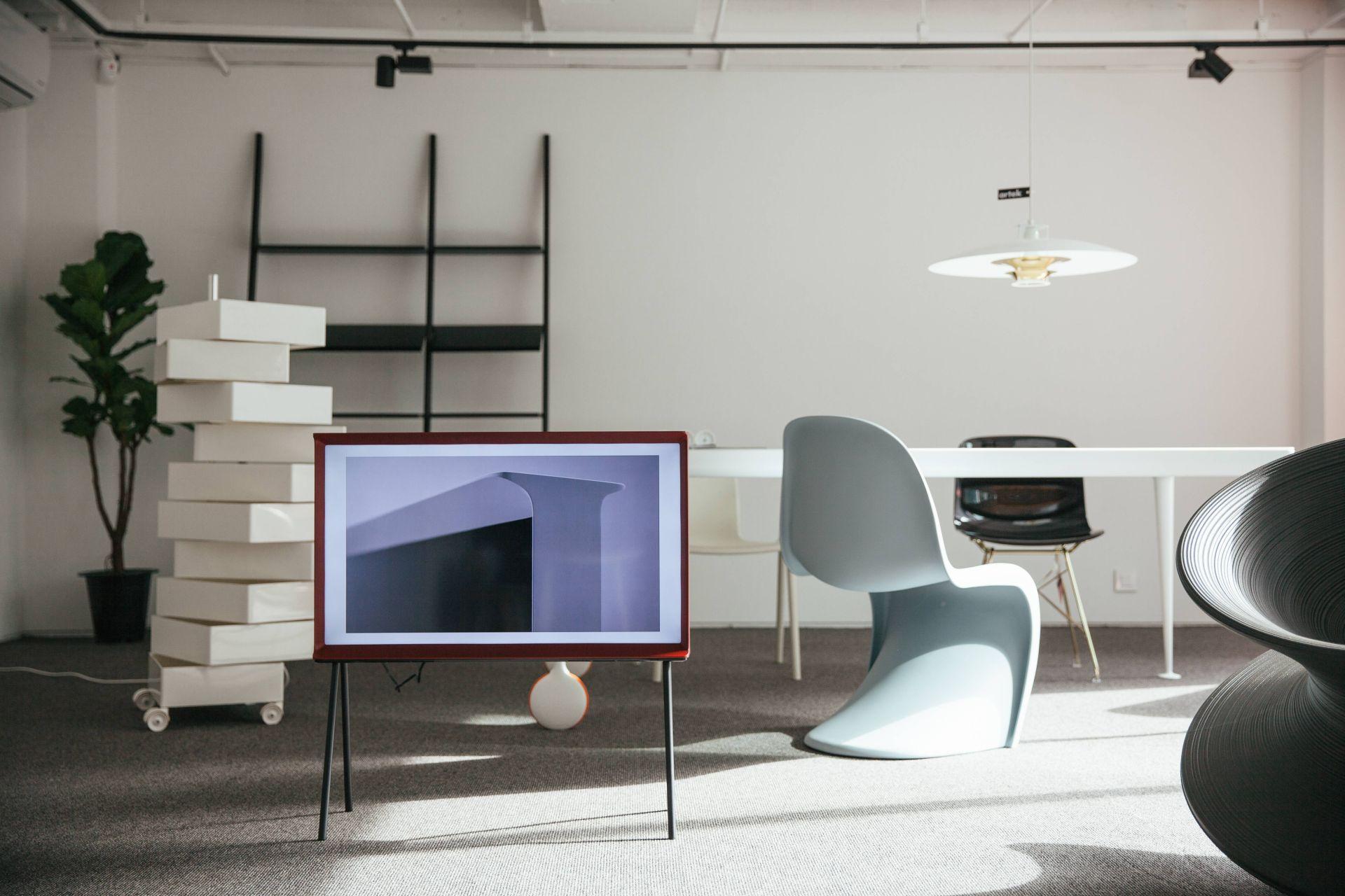 Samsung The Serif to nie tylko znakomity telewizor, to także piękny element wystroju wnętrza