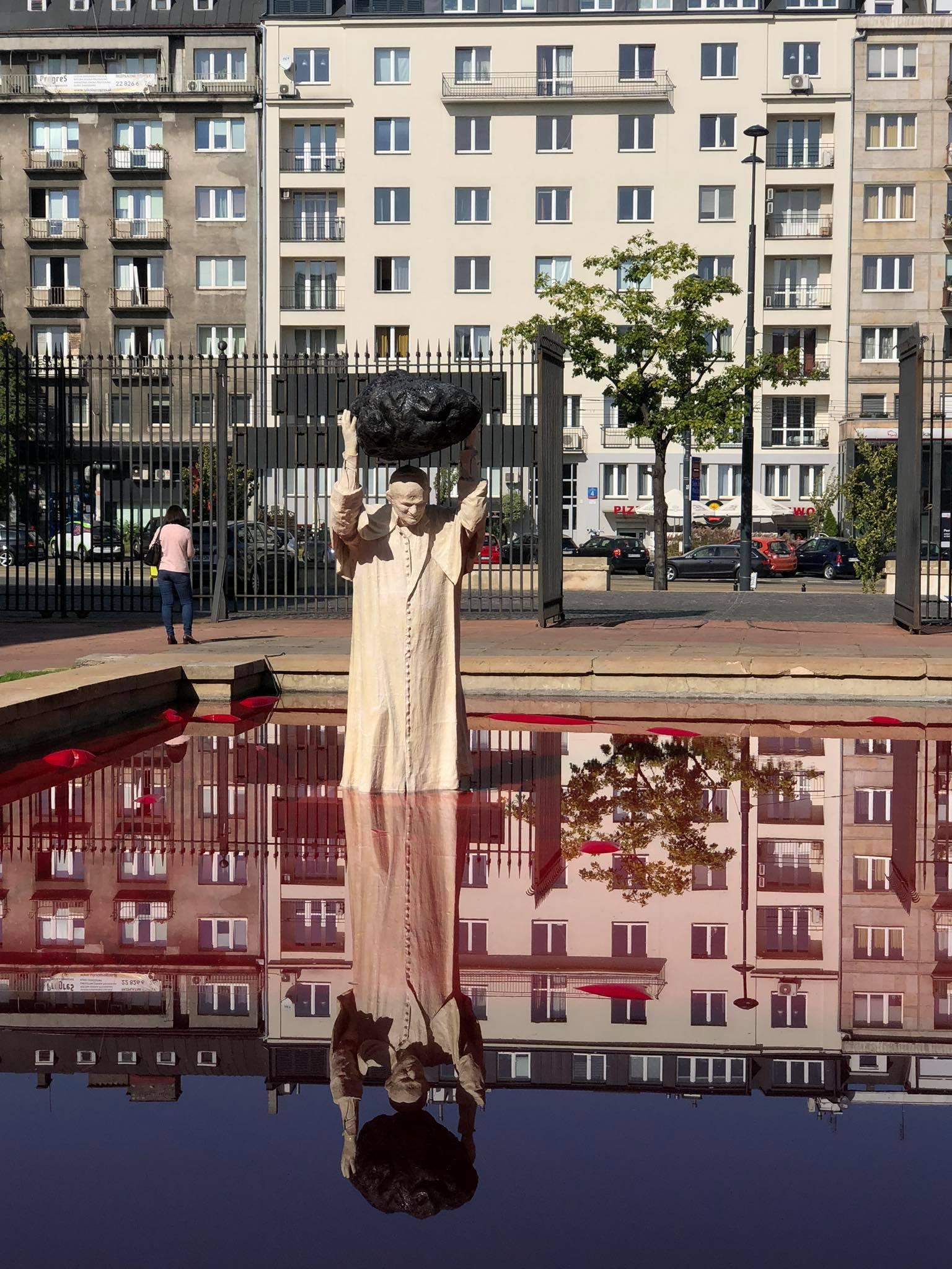 Przed Muzeum Narodowym stanęła rzeźba Jana Pawła II trzymającego głaz