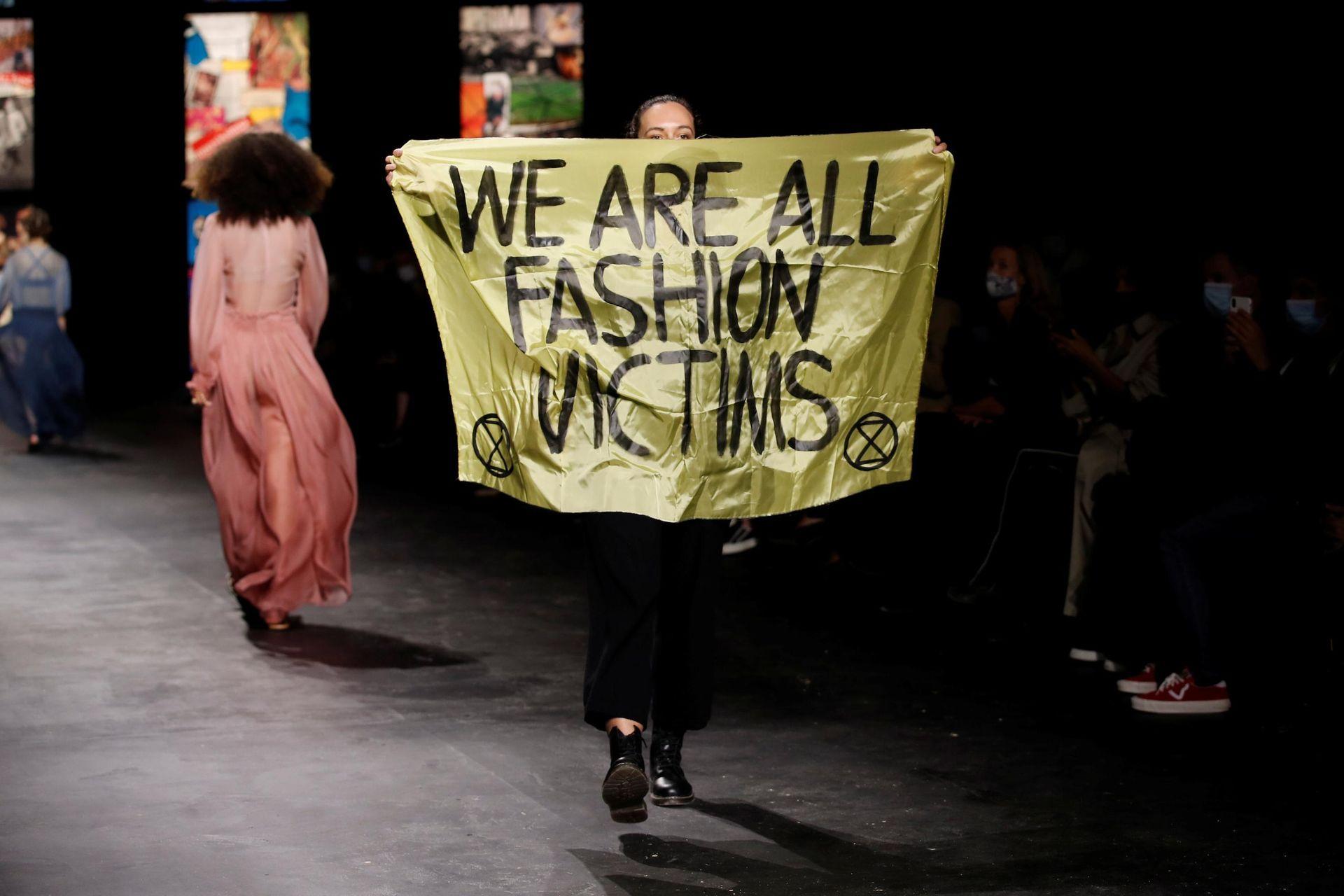 Extinction Rebellion z głośnym apelem podczas Paryskiego Tygodnia Mody. Projektanci dołączają