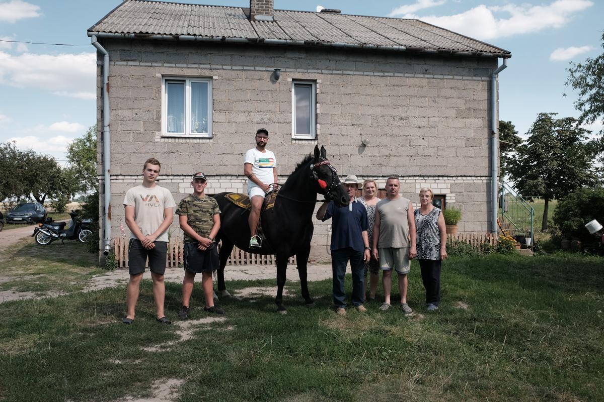 Rozmawiamy z artystą Danielem Rycharskim, który wysłał gejów na wieś pod opiekę rolników