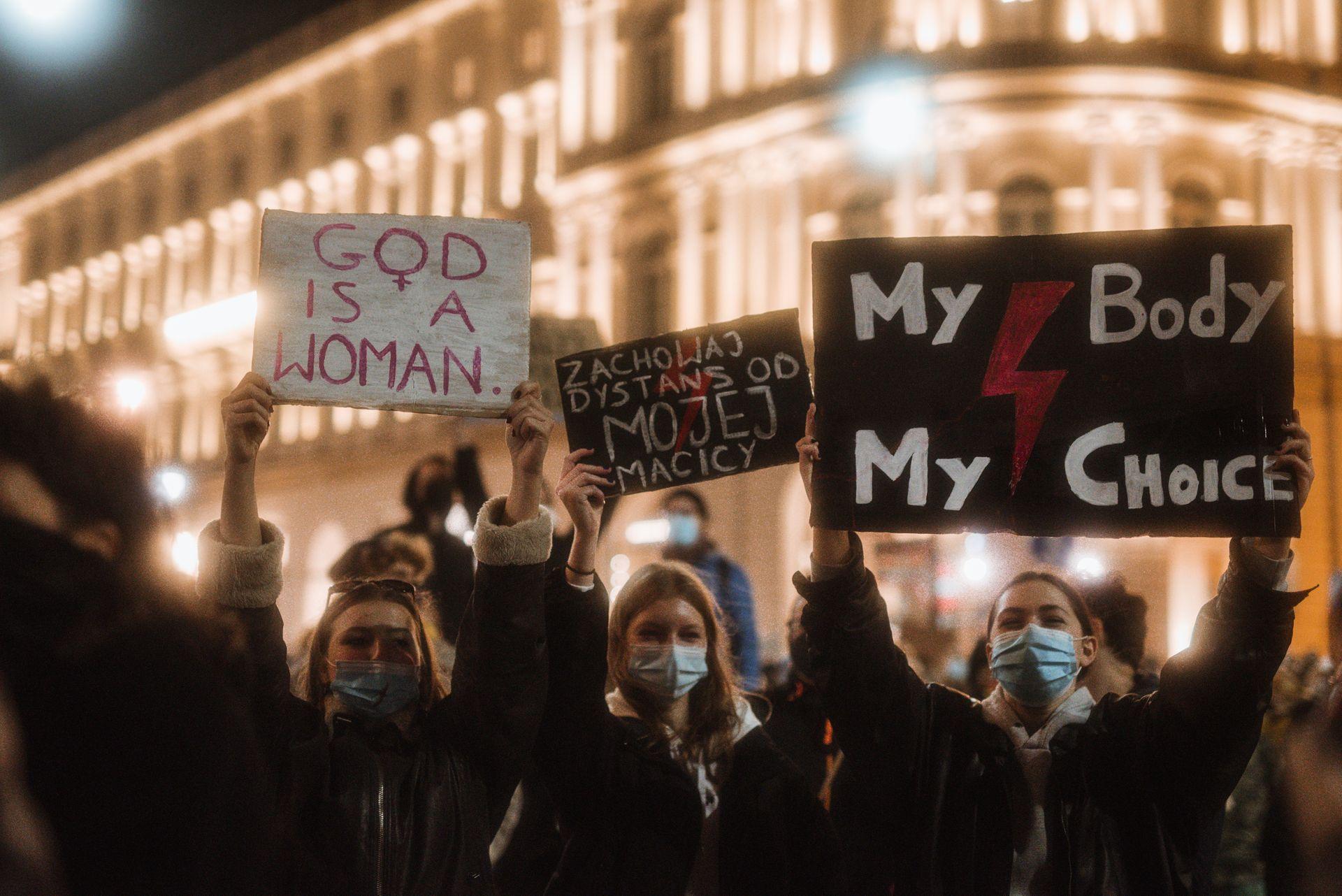 Europejskie państwa zmieniają prawo by wyciągnąć Polki z kryzysu aborcyjnego