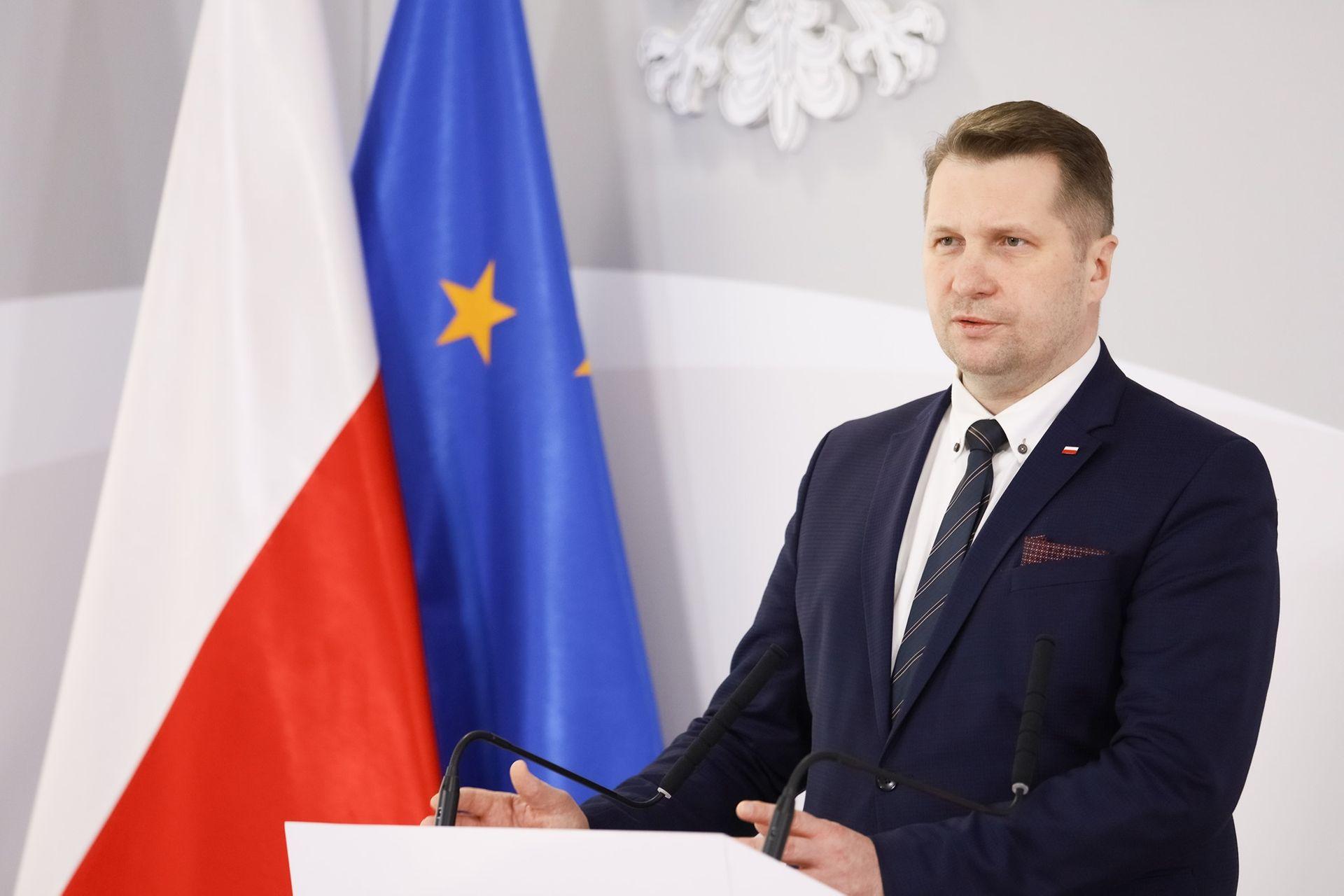 Słowo „płód” zniknie z podręczników? Minister edukacji wprowadza nowe książki do szkół ponadpodstawowych