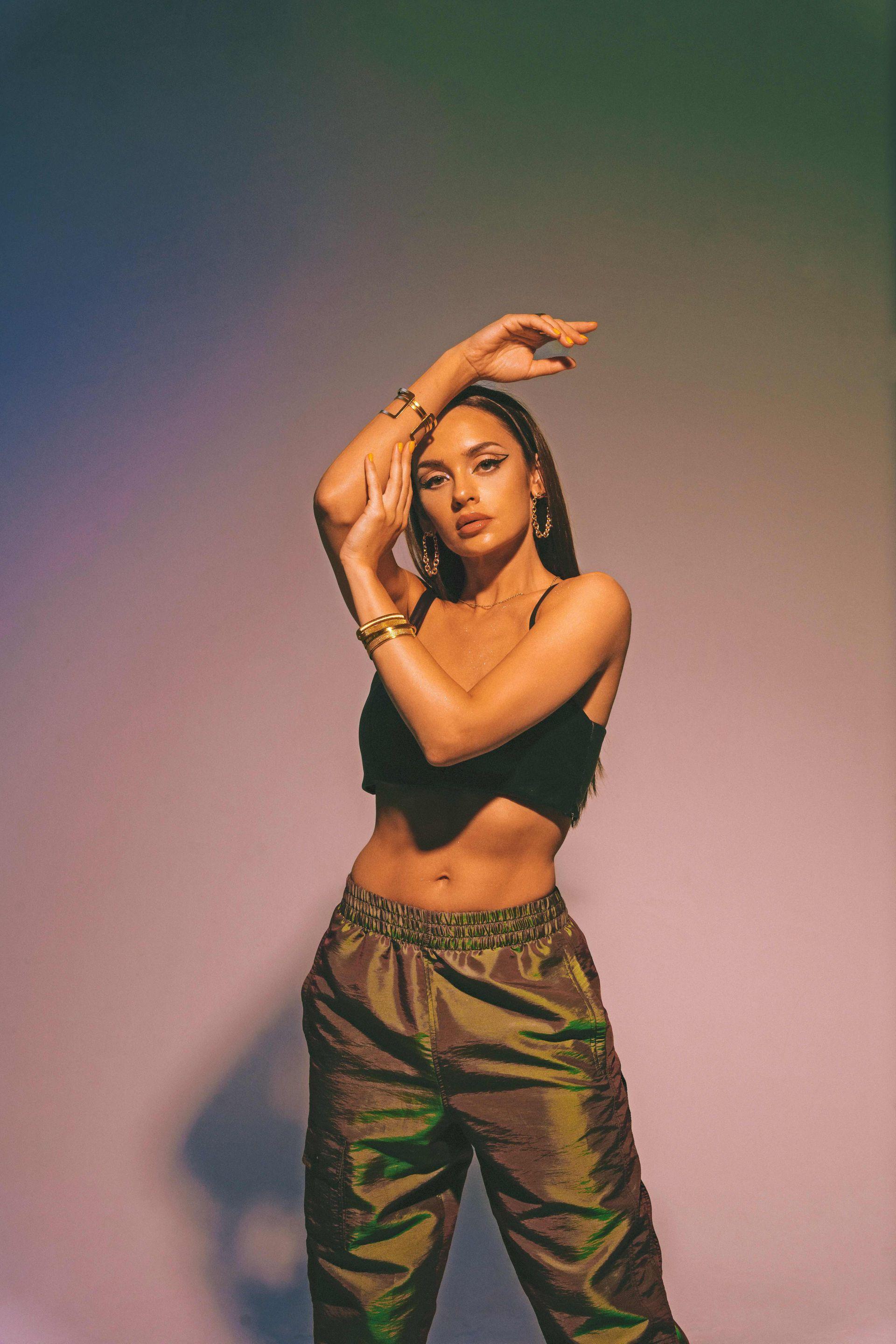 „wolna jak” Sylvii Novak to kawałek inspirowany portugalskim hasłem mówiącym „być kobietą bez strachu”