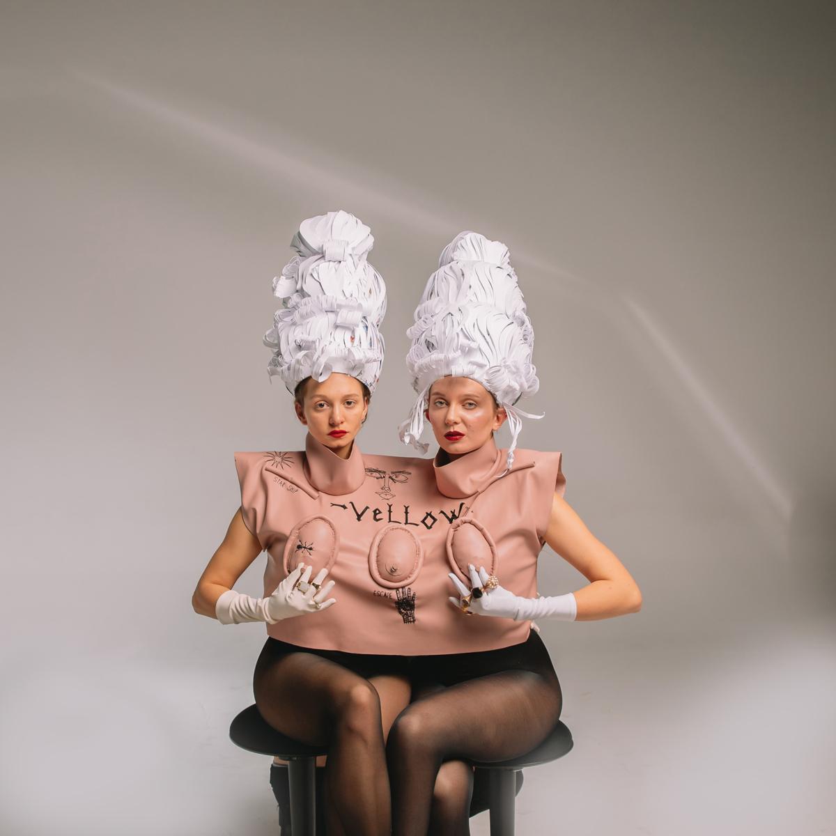 Świętość i światło, mrok i pierwotność. Oto Holy.Spells – siostry tworzące ubrania ze śmieci