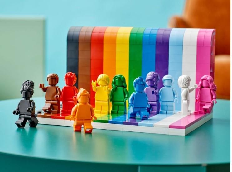 LEGO wypuszcza tęczowy zestaw klocków w ramach solidarności z osobami LGBT
