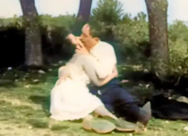 Gorsety, fraki, rumieńce. Pornhub zmodernizował filmy pornograficzne z przełomu XIX i XX wieku