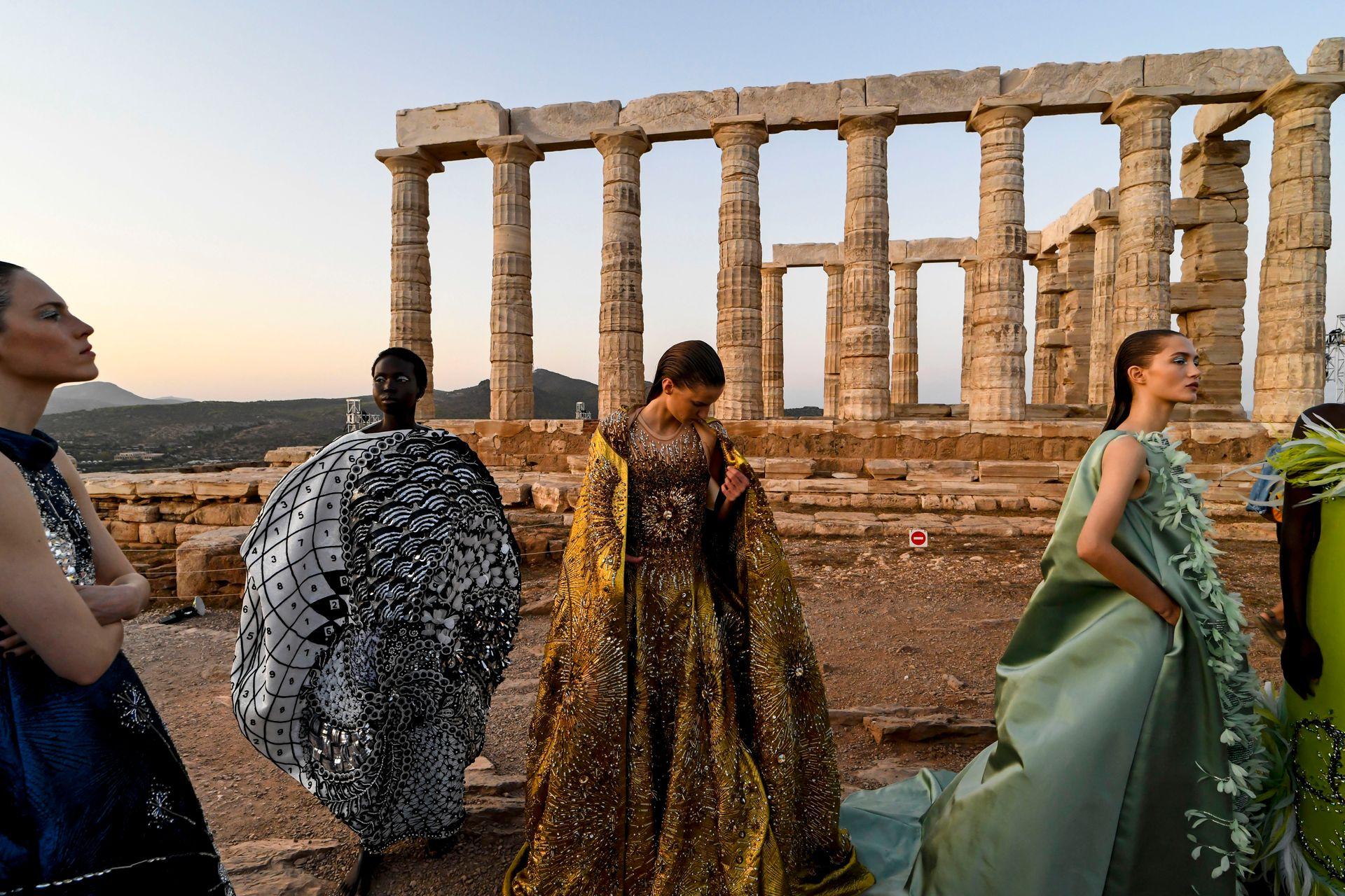 Inżynieria wyobraźni Mary Katrantzou. Porozmawialiśmy ze słynną projektantką