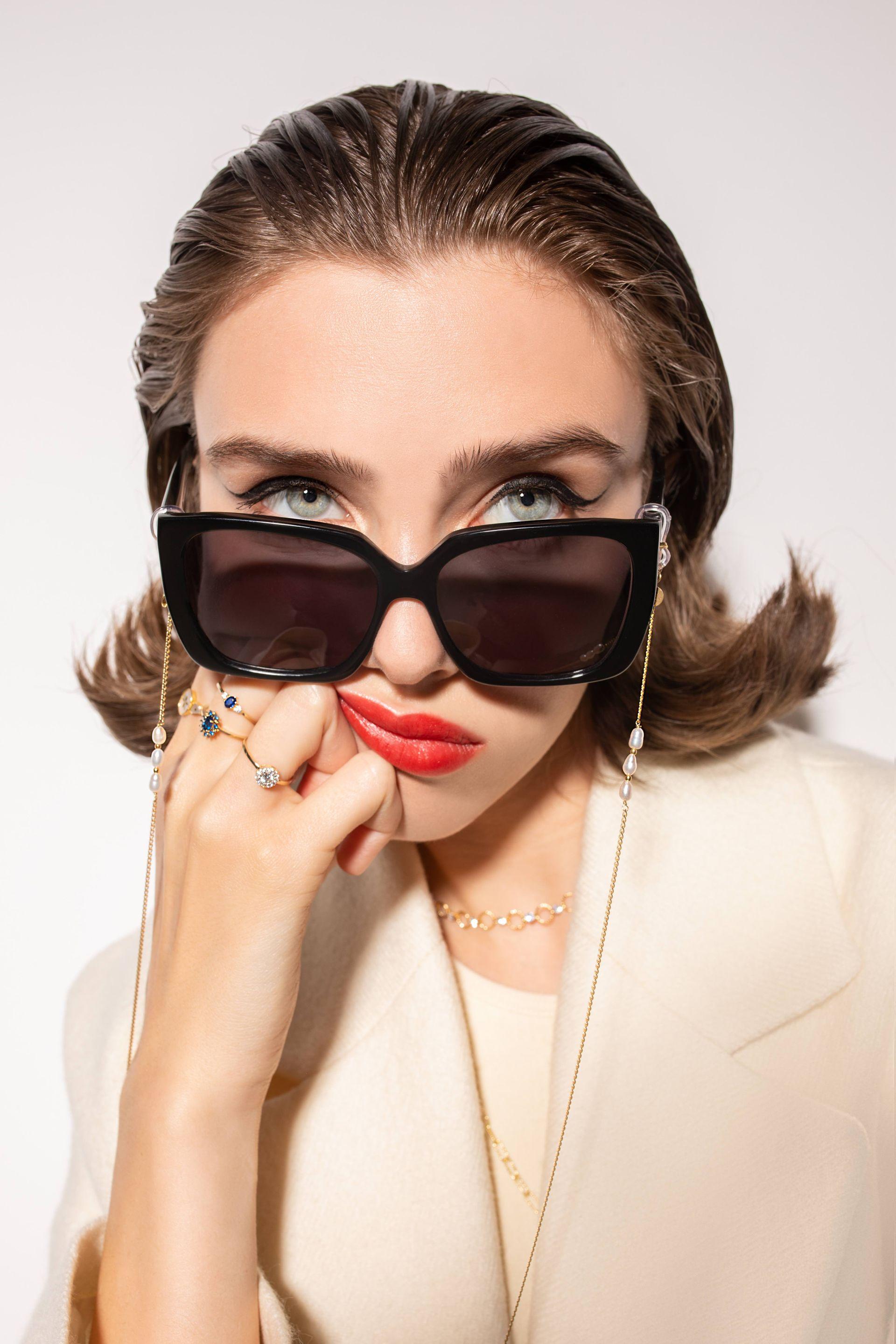 Ciemne okulary jako naprawdę stylowy dodatek. Ania Kruk i Jai Kudo zaprezentowali wspólną kolekcję