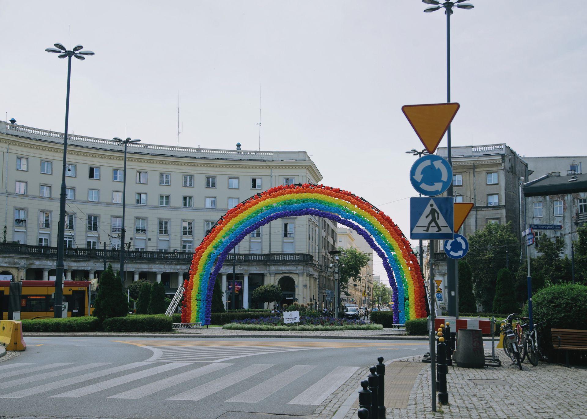 Tęcza wróciła na plac Zbawiciela. Cudowny gest czy wyrachowane działanie?