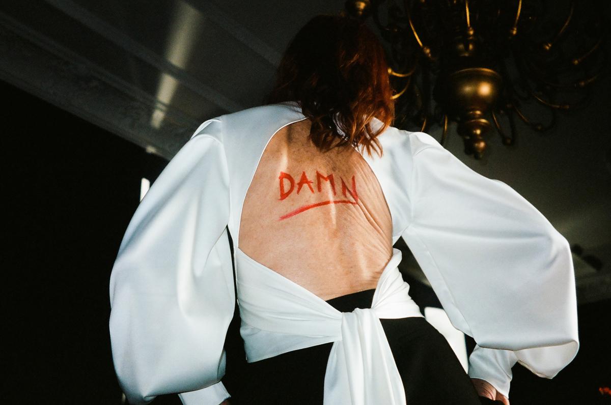 Ta sesja to manifest: kobiety mogą robić, co chcą, a nie to, co „jest odpowiednie”