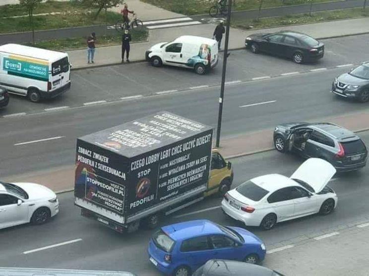 Warszawscy radni uchwalili zakaz furgonetek z antyaborcyjnymi i homofobicznymi treściami!