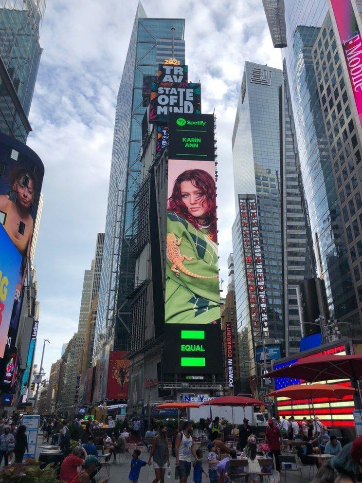 Karin Ann na Times Square. Słowacka artystka to gwiazda pokolenia Z, która otwarcie mówi o swoich poglądach