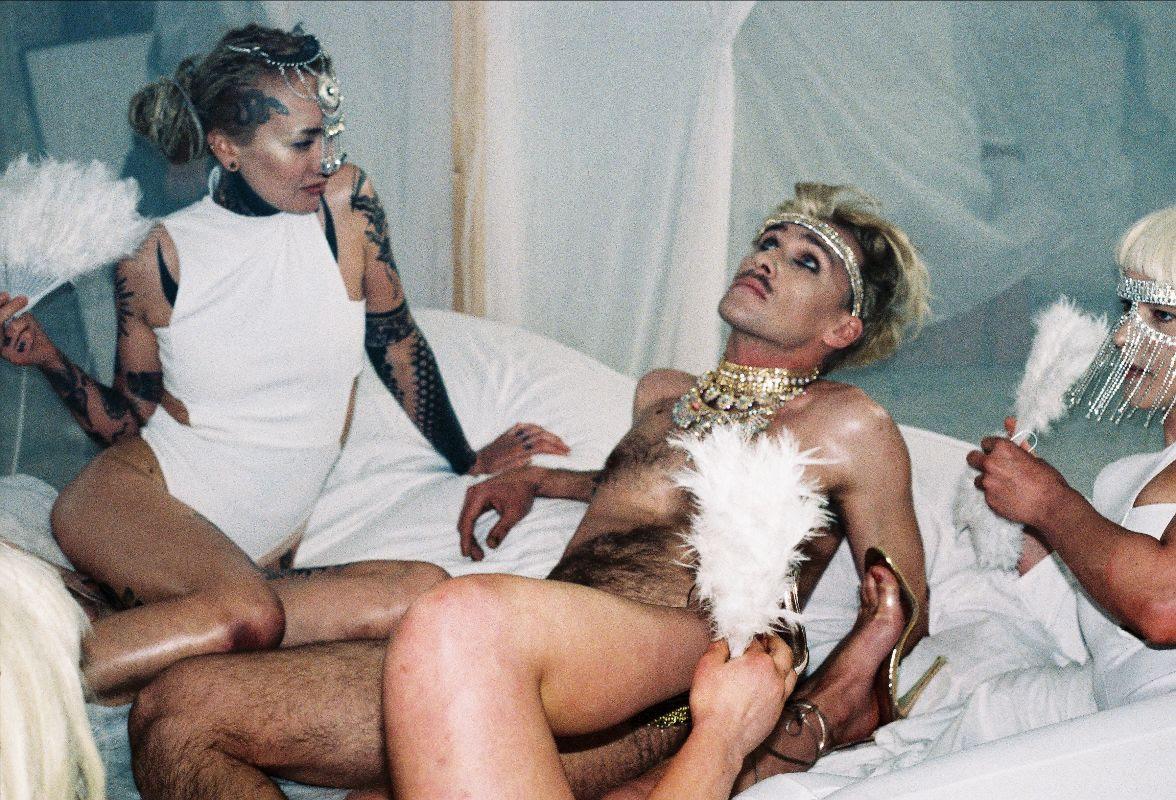 Brudny i niegrzeczny to mało powiedziane. Zobaczcie nowy teledysk polskiego artysty