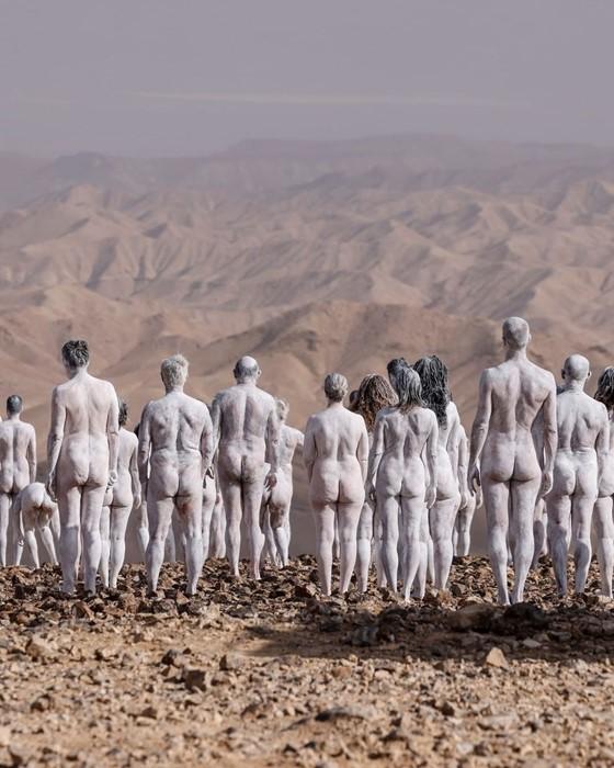 Setki osób stanęły nago nad Morzem Martwym, by zwrócić uwagę na skutki katastrofy klimatycznej
