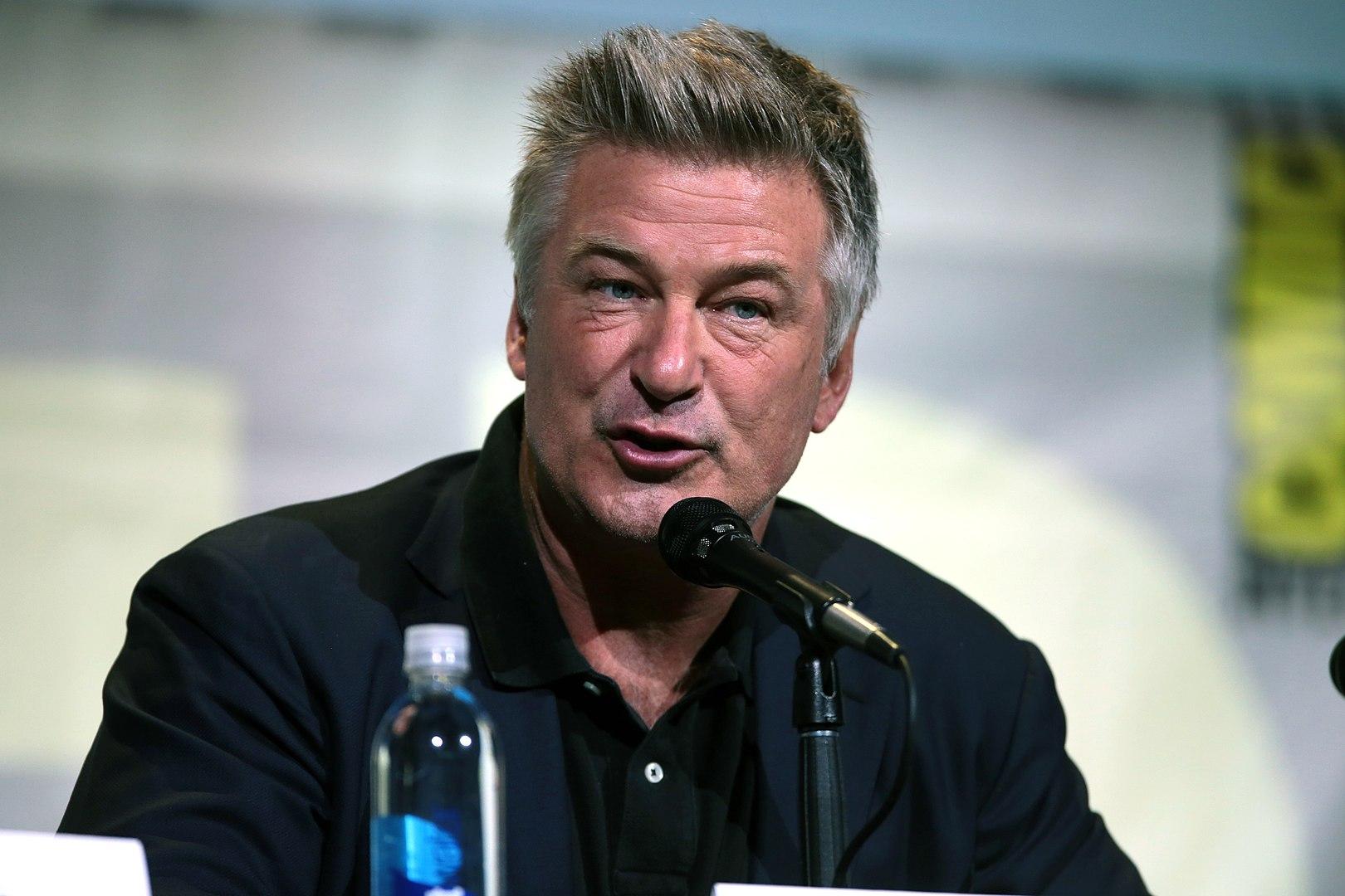 Alec Baldwin śmiertelnie postrzelił operatorkę na planie filmowym. Wypadek wstrząsnął opinią publiczną