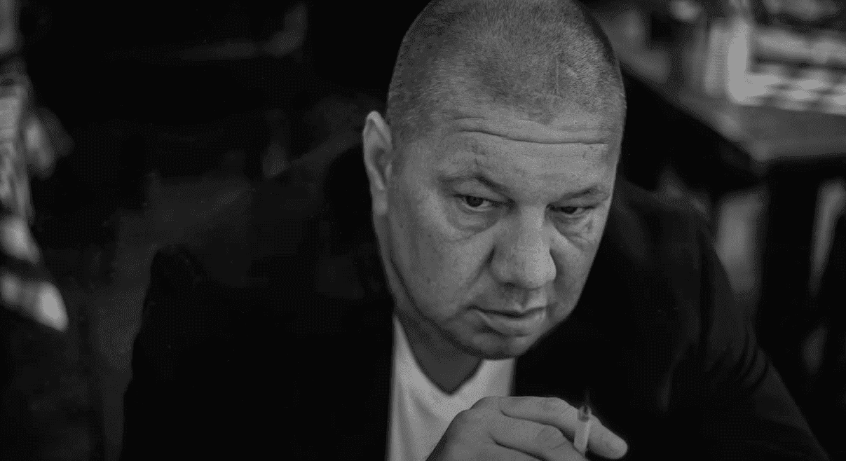 Marek Dyjak zapowiada koniec kariery albumem „Na wzgórzu rozpaczy”. Sprawdźcie singiel „Nocnoautobusowa”