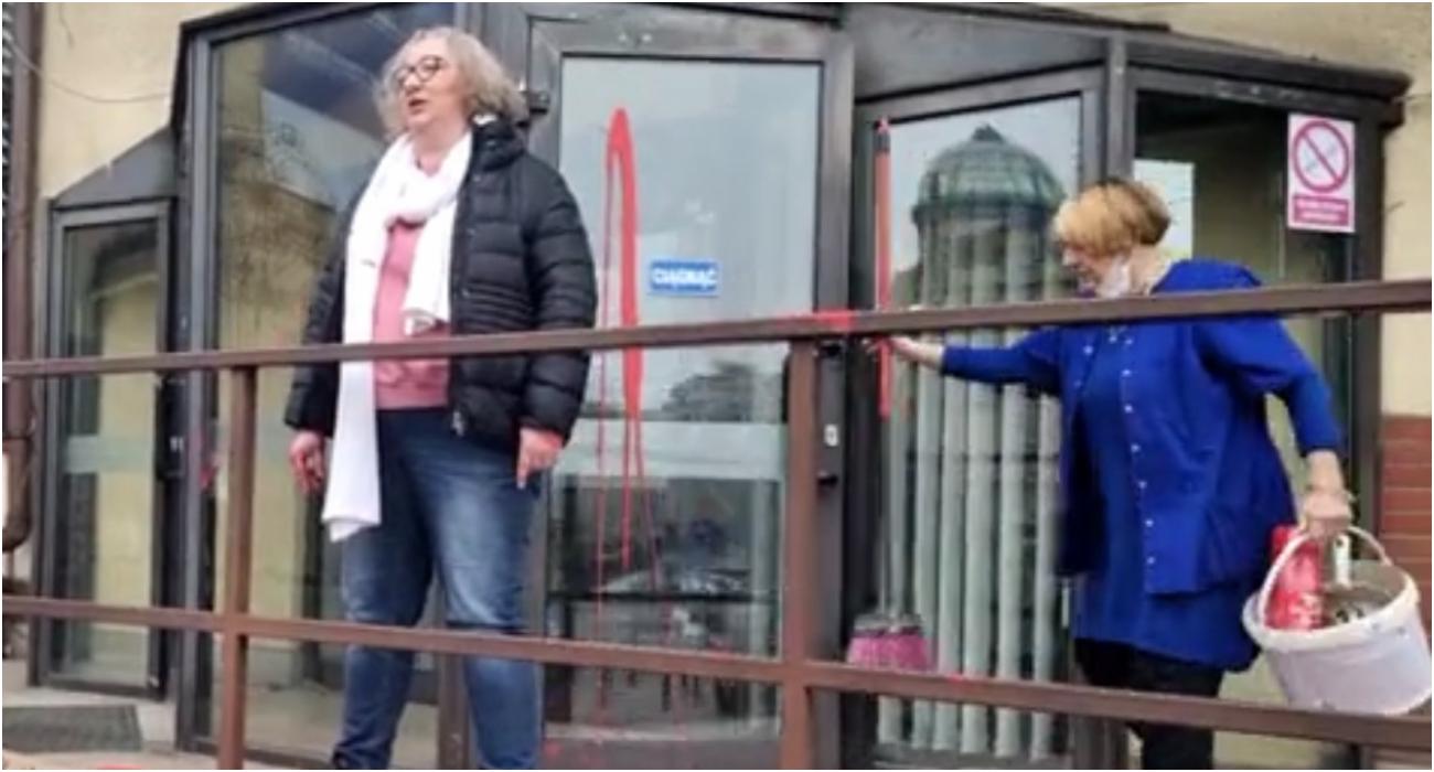 Liderka Strajku Kobiet rozlała farbę przed siedzibą PiS i... pokłóciła się ze sprzątaczką