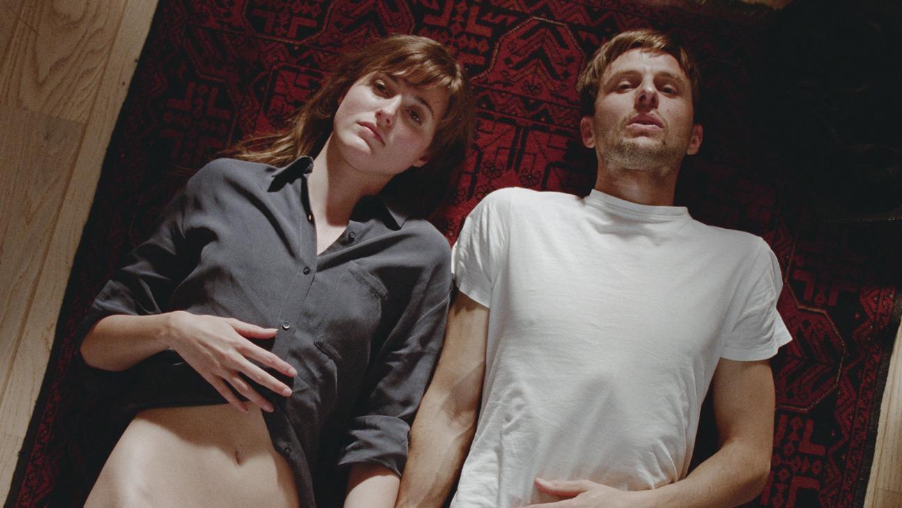 „Najgorszy człowiek na świecie” Joachima Triera najlepszym filmem roku? Wiadomo, kiedy obejrzymy go w Polsce