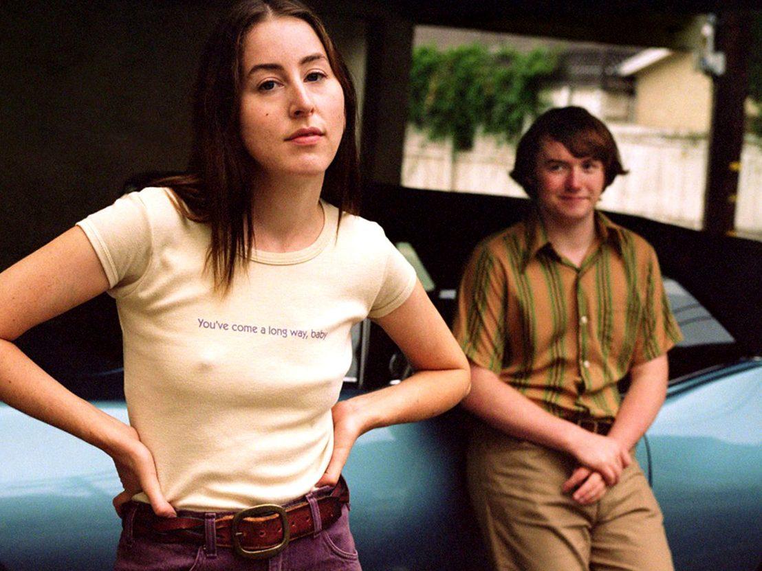 „Licorice Pizza” to mistrzowski nastoletni romans i pocztówka ze słodkich lat 70. [recenzja]