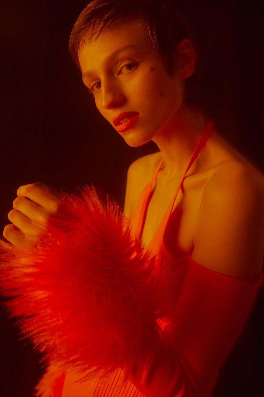 „Sekretna geometria” to sesja, która igra z kolorami, emocjami i perspektywą. Nacieszcie oko!